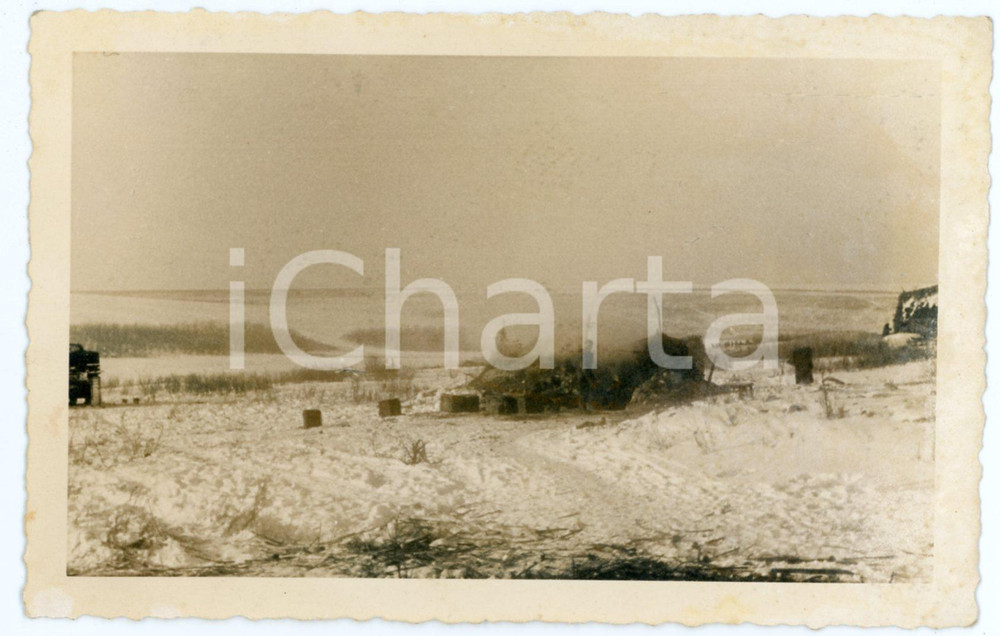 1943 WW2 ARMIR Campagna di RUSSIA - Soldati presso un'isba (2) Foto 14x9 cm Fotografia d'epoca, in formato cartolina postale, scattata durante le operazioni dell'ARMIR (Armata italiana in Russia o 8&ordf; Armata) nella campagna di Russia. CONDIZIONI: GFORMATO: 14x9 cm    originale e autentica 1