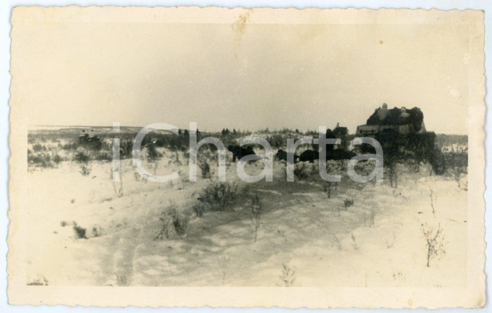1943 WW2 ARMIR Campagna di RUSSIA - Alpini in ritirata - Foto 14x9 cm Fotografia d'epoca, in formato cartolina postale, scattata durante le operazioni dell'ARMIR (Armata italiana in Russia o 8&ordf; Armata) nella campagna di Russia. CONDIZIONI: F (difetti di stampa e ingiallimenti)FORMATO: 14x9 cm    originale e autentica 1