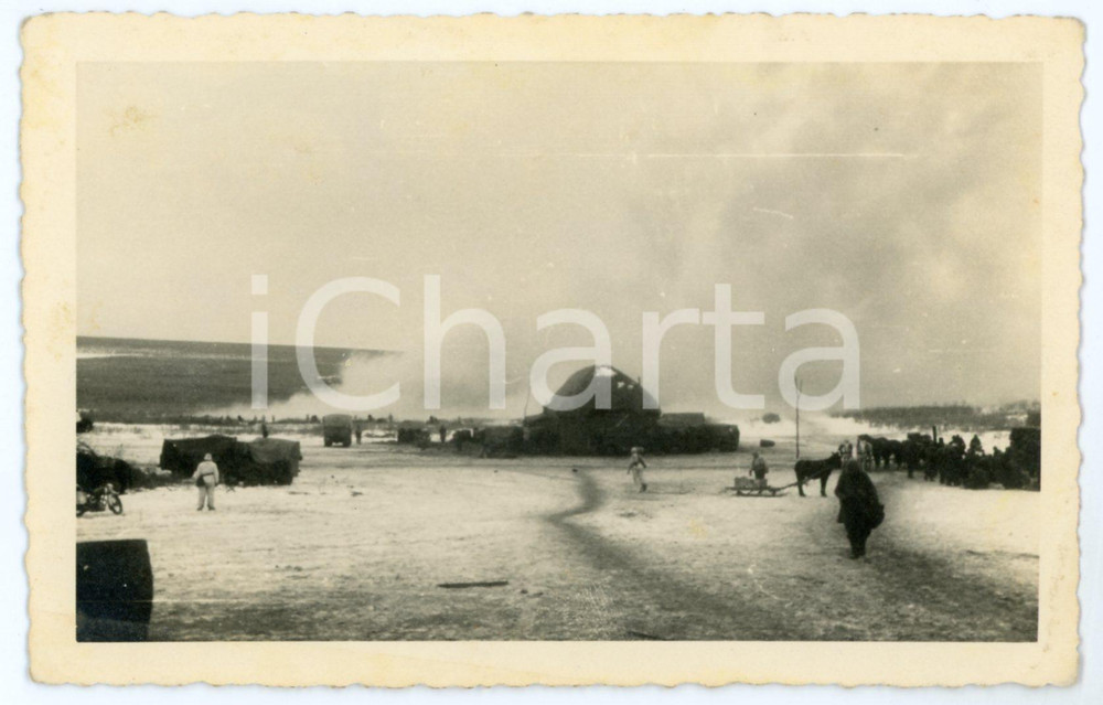 1943 WW2 ARMIR Campagna di RUSSIA - Accampamento (2) Foto 14x9 cm Fotografia d'epoca, scattata durante le operazioni dell'ARMIR (Armata italiana in Russia o 8&ordf; Armata) nella campagna di Russia. CONDIZIONI: G (ma difetti di stampa)FORMATO: 14x9 cm    originale e autentica 1