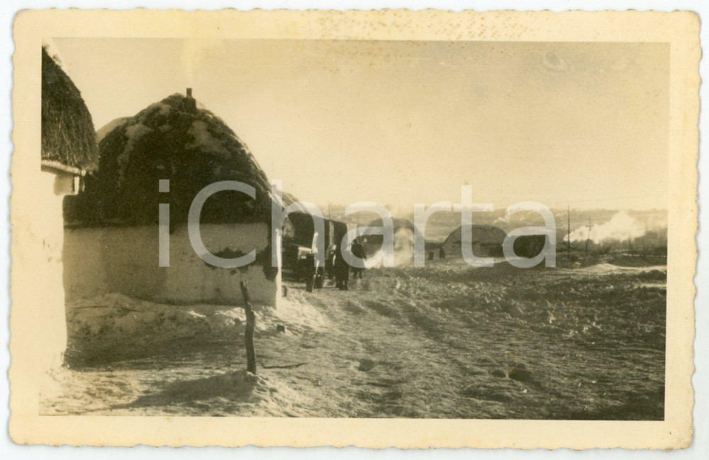 1943 WW2 ARMIR Campagna di RUSSIA - Accampamento - Foto 14x9 cm Fotografia d'epoca, scattata durante le operazioni dell'ARMIR (Armata italiana in Russia o 8&ordf; Armata) nella campagna di Russia. CONDIZIONI: F (tracce di umidit&agrave; al lato superiore)FORMATO: 14x9 cm    originale e autentica 1