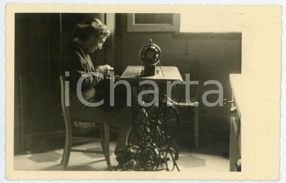 1950 ca ITALIA Donna al lavoro con macchina per cucire SINGER *Foto 14x9 cm Fotografia d'epoca, in formato cartolina postale. CONDIZIONI: GFORMATO: 14x9 cm    originale e autentica 1