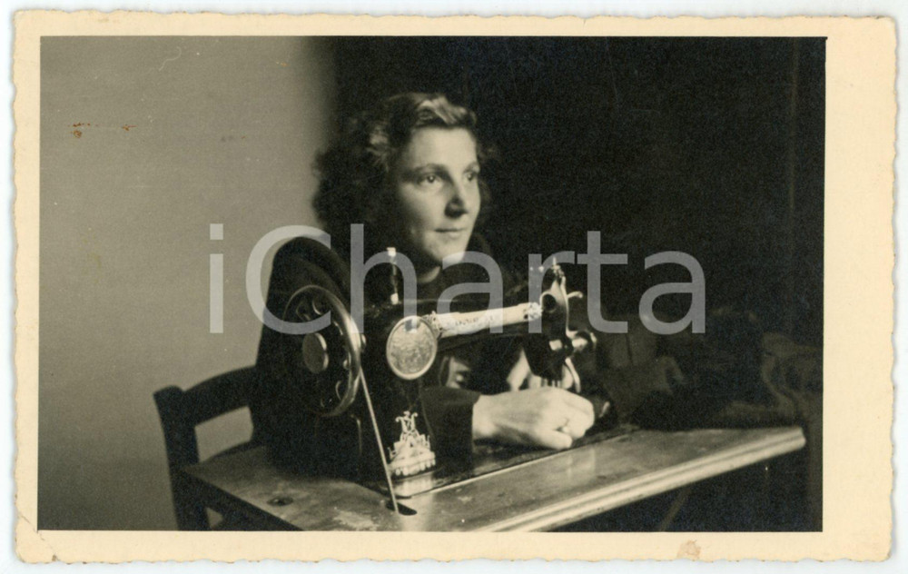 1950 ca ITALIA - COSTUME - Donna con macchina per cucire SINGER *Foto 14x9 cm Fotografia d'epoca. CONDIZIONI: G (minime macchie marginali)FORMATO: 14x9 cm    originale e autentica 1