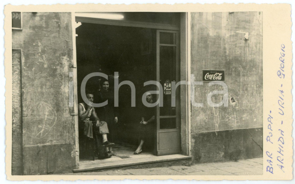 1950 ca POPPI (AR) Bar a conduzione familiare - Foto 14x9 cm COCA-COLA Fotografia d'epoca, in formato cartolina postale. CONDIZIONI: GFORMATO: 14x9 cm    originale e autentica 1