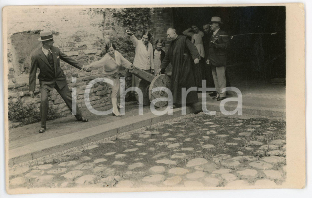 1934 Castello di GABIANO (AL) Prete e famiglia scherzano con cannone - Foto 14x9 Fotografia d'epoca, in formato cartolina postale. CONDIZIONI: G (lievi piegature al lato inferiore)FORMATO: 14x9 cm    originale e autentica 1