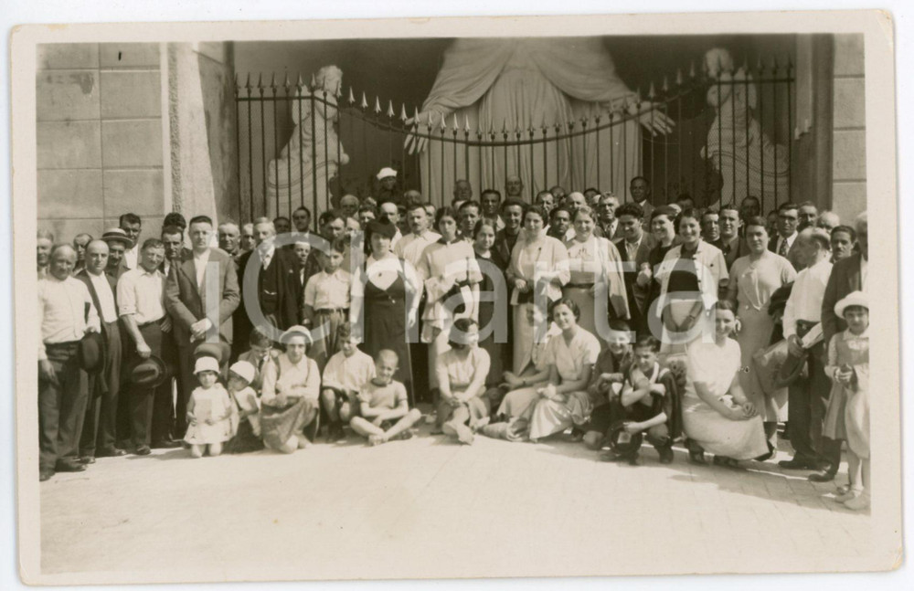 1936 SESTRI PONENTE Santuario Nostra Signora del Gazzo - Pellegrini *Foto 14x9 Fotografia d'epoca, in formato cartolina postale, con didascalia manoscritta al verso. CONDIZIONI: F (piegature marginali)FORMATO: 14x9 cm    originale e autentica 1
