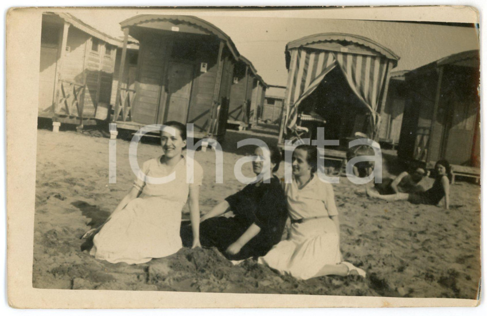1933 LIDO DI VENEZIA - Tre donne in spiaggia - Foto COSTUME 14x9 cm Fotografia d'epoca, in formato cartolina postale, con didascalia manoscritta al verso. CONDIZIONI: G (lievi sbrecciature marginali)FORMATO: 14x9 cm    originale e autentica 1