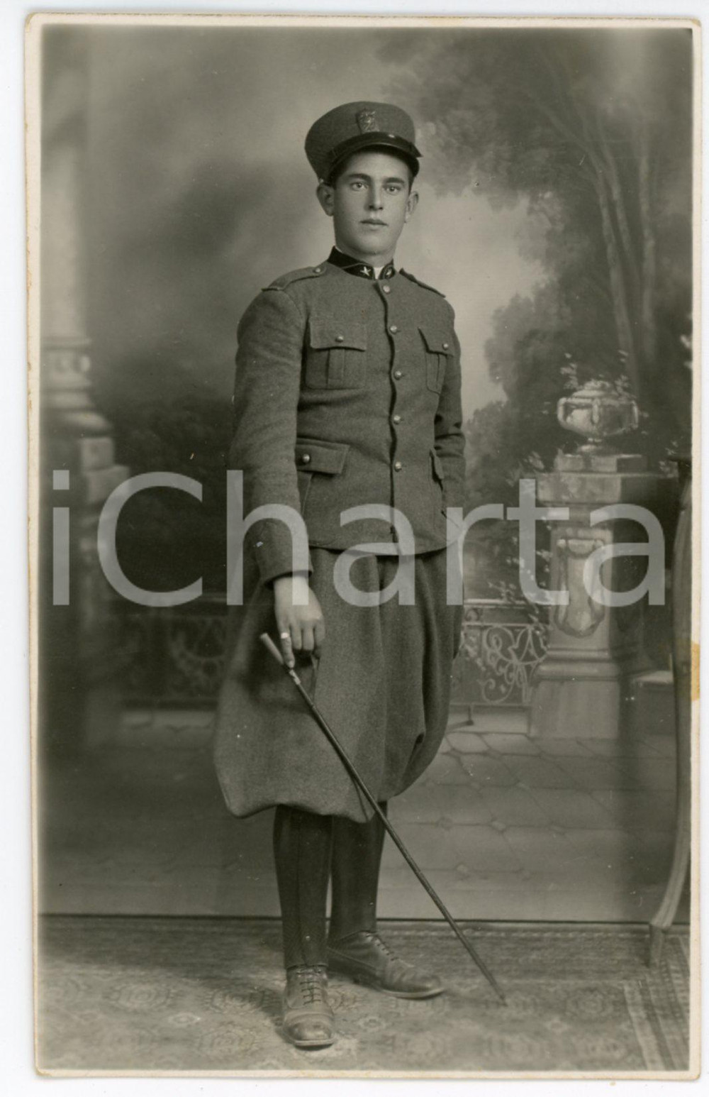 1931 PIACENZA - REGIO ESERCITO Soldato con bastone - Fotografia 13x8 cm Fotografia d'epoca in formato cartolina postale. CONDIZIONI: FAIRFORMATO: 13x8 cm    originale e autentica 1