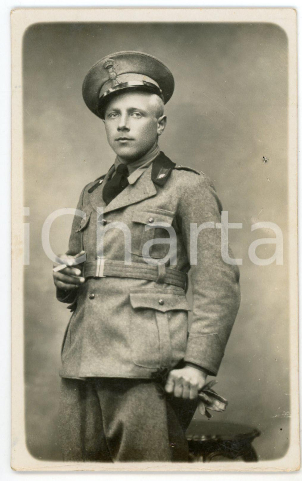 1930 ca REGIO ESERCITO Ufficiale con sigaretta e guanti - Fotografia 13x8 cm Fotografia d'epoca in formato cartolina postale. CONDIZIONI: FAIR (lievi piegature ai margini)FORMATO: 13x8 cm    originale e autentica 1