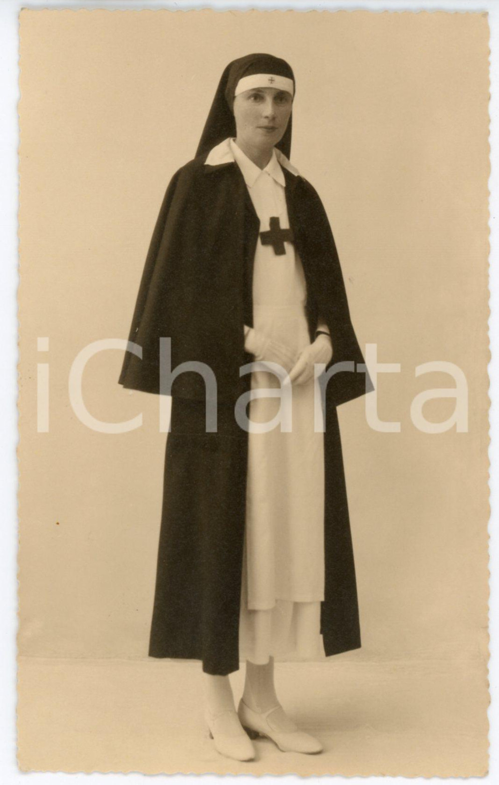1934 CROCE ROSSA ITALIANA Ritratto di una crocerossina - Fotografia 13x8 cm Fotografia d'epoca in formato cartolina postale. Testo manoscritto al verso.CONDIZIONI: FAIR (lievi piegature ai margini)FORMATO: 13x8 cm    originale e autentica 1