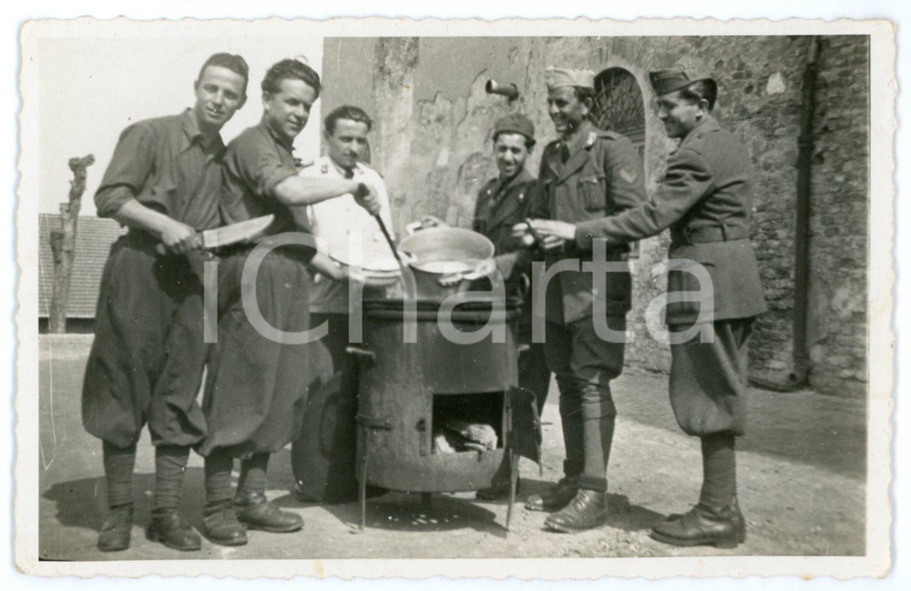 1930 ca WW2 - REGIO ESERCITO Soldati preparano il rancio - Fotografia 13x8 cm Fotografia d'epoca in formato cartolina postale. CONDIZIONI: FAIR (lieve piegatura all'angolo inferiore sinistro)FORMATO: 13x8 cm    originale e autentica 1