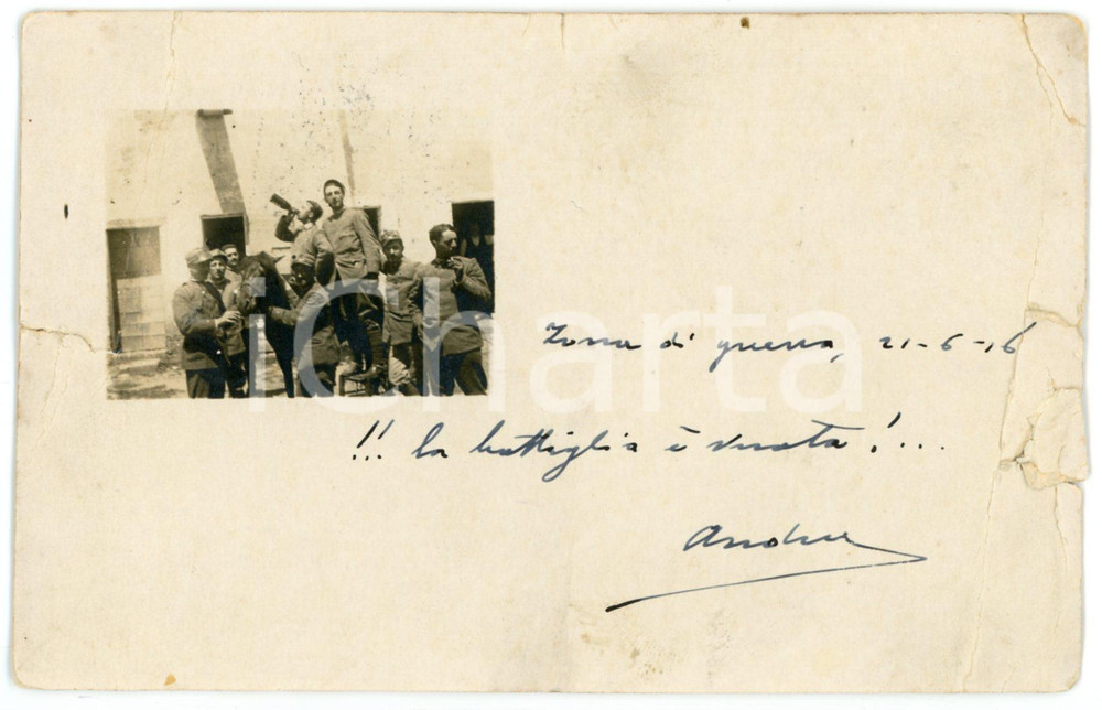 1916 WW1 156° Reggimento Fanteria - La bottiglia è vuota - Foto DANNEGGIATA Fotografia d'epoca in formato cartolina postale, viaggiata. CONDIZIONI: VERY POOR (strappi e piegature ai margini)FORMATO: 13x8 cm    originale e autentica 1