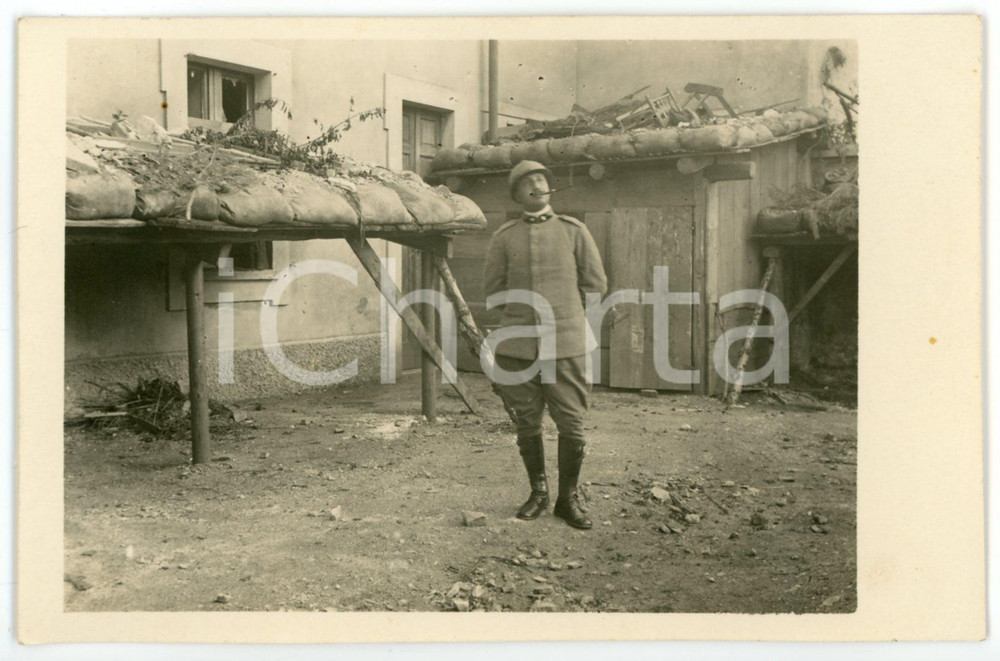 1915 ca WW1 - ARSIERO Soldato in posa tra i ripari austriaci - Foto 13x8 cm Fotografia d'epoca in formato cartolina postale. CONDIZIONI: GOODFORMATO: 13x8 cm    originale e autentica 1