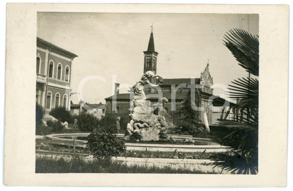 1915 ca THIENE (VI) Piazza delle scuole e Municipio - Foto 13x8 Fotografia d'epoca in formato cartolina postale. CONDIZIONI: FAIR (lievi smussature agli angoli)FORMATO: 13x8 cm    originale e autentica 1