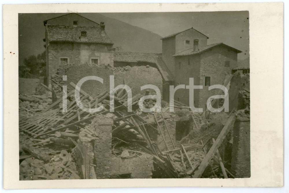 1915 ca WW1 - PIOVENE ROCCHETTE Soldato tra le macerie di una casa - Foto 13x8 Fotografia d'epoca in formato cartolina postale. CONDIZIONI: FAIR (lievi aloni)FORMATO: 13x8 cm    originale e autentica 1