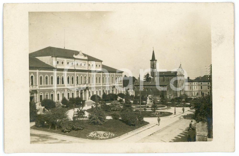 1915 ca THIENE (VI) Piazza delle scuole e Municipio - Foto 13x8 cm (1) Fotografia d'epoca in formato cartolina postale. CONDIZIONI: FAIR (piegatura all'angolo superiore sinistro)FORMATO: 13x8 cm    originale e autentica 1