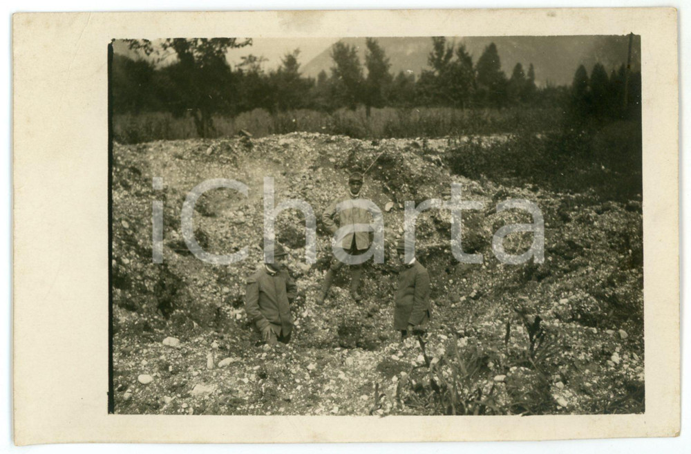 1915 ca WW1 - REGIO ESERCITO Soldati in posa in un campo bombardato - Foto 13x8  Fotografia d'epoca in formato cartolina postale.  POOR/danneggiato Lievi smussature agli angoli, piegatura all'angolo superiore sinistro Formato: 13x8 originale e autentica 1