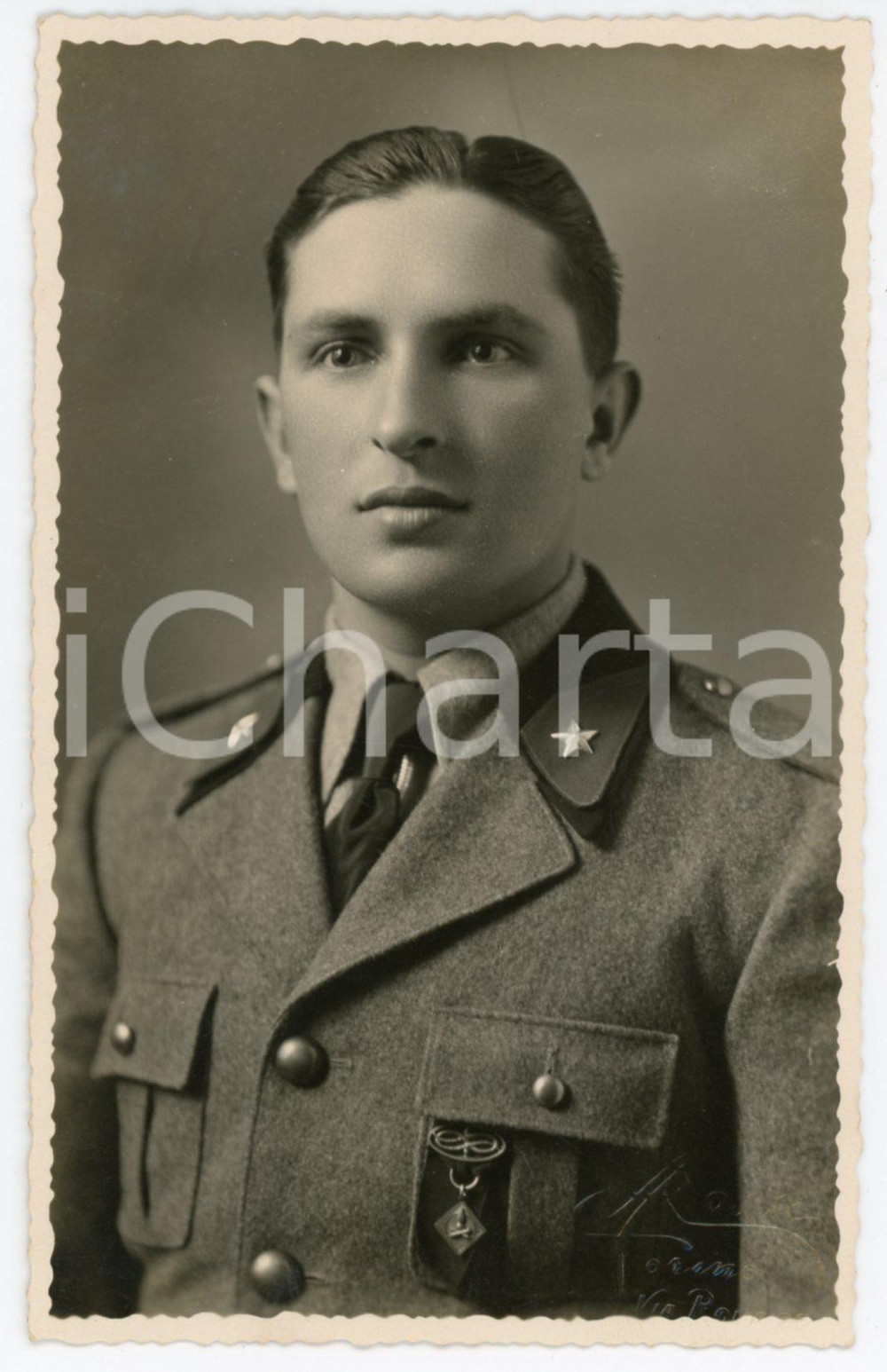 1935 ca TORINO Regia Guardia di Finanza - Ritratto di finanziere - Foto ROSSI Fotografia d'epoca in formato cartolina postale. Timbro a secco del fotografo al'angolo inferiore destro.CONDIZIONI: GOODFORMATO: 13x8 cm    originale e autentica 1