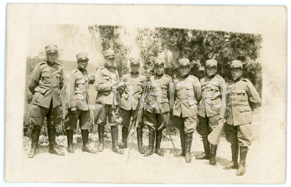 1915 ca WW1 - REGIO ESERCITO Ufficiali con tacheometro - Foto 13x9 cm  Fotografia d'epoca in formato cartolina postale, viaggiata. FAIR/discreto Lievi smussature agli angoli, ingialliture al verso Formato: 9x13 originale e autentica 1
