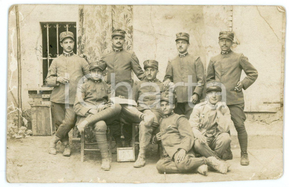 1915 WW1 - SACILE - REGIO ESERCITO Gruppo di soldati - Foto DANNEGGIATA 13x9 cm Fotografia d'epoca in formato cartolina postale.  VERY POOR/gravemente danneggiato Profonde piegature agli angoli, profonda piegatura verticale al centro, margini rifilati a mano Formato: 13x9 originale e autentica 1