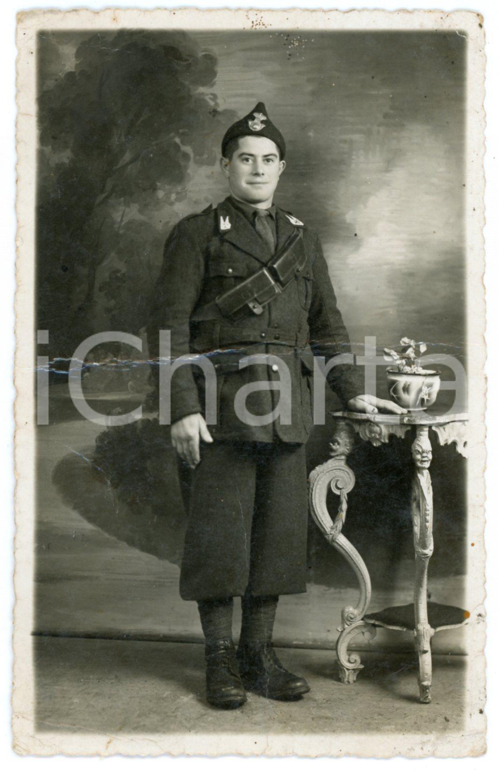 1942 VERONA - REGIO ESERCITO Ritratto di un soldato - Foto Germoglio DANNEGGIATA Fotografia d'epoca in formato cartolina postale. Al verso timbro del fotografo.CONDIZIONI: VERY POOR (profonda piegature orizzontale, piegature diffuse in tutta la cartolina)FORMATO: 13x8 cm    originale e autentica 1