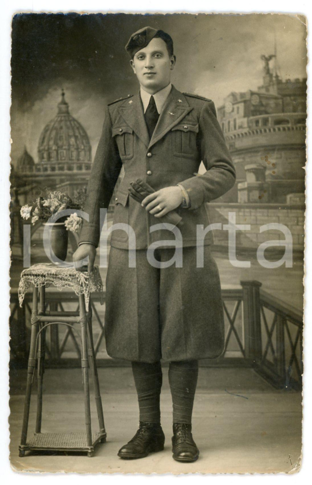 1935 ca ROMA Ritratto di un soldato - Foto Cav. C. TIBALDI Fotografia d'epoca in formato cartolina postale. Timbro del fotografo al verso.CONDIZIONI: FAIR (smussature agli angoli)FORMATO: 13x8 cm    originale e autentica 1