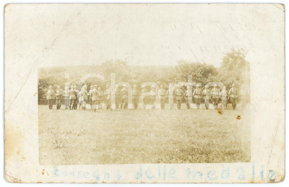 1916 WW1 - DEUTSCHES HEER Awarding of medals - Postcard FP VG Fotografia d'epoca in formato cartolina postale. CONDIZIONI: VERY POOR (al verso residui di incollatura e abrasioni, profonde piegature agli angoli)FORMATO: FP    originale e autentica 1