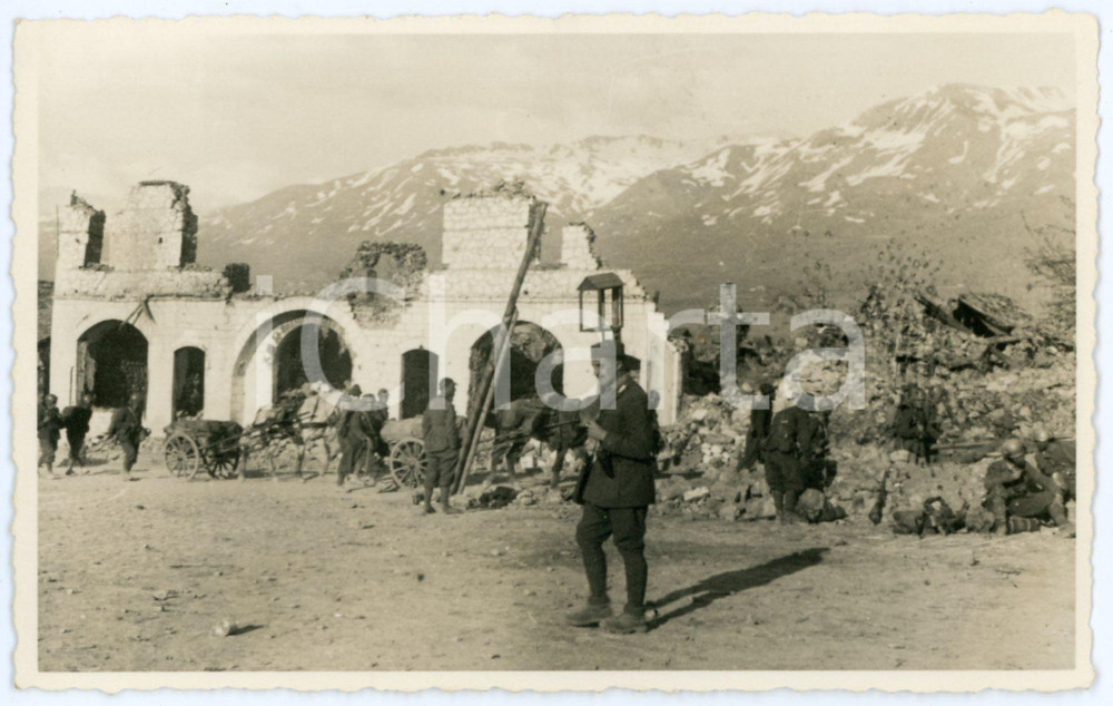 1941 WW2 - ERSEKE (ALBANIA) Soldati tra le macerie del paese - Foto 13x8 cm Fotografia d'epoca in formato cartolina postale. Con didascalia al verso. CONDIZIONI: GOODFORMATO: 13x8 cm    originale e autentica 1