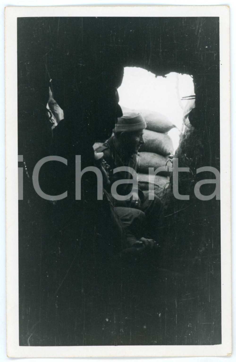 1941 WW2 ALBANIA Valle Skumini - Soldati nel rifugio durante bombardamento Foto Fotografia d'epoca in formato cartolina postale. Con didascalia al verso. CONDIZIONI: FAIR (piccoli graffi al recto)FORMATO: 13x8 cm    originale e autentica 1