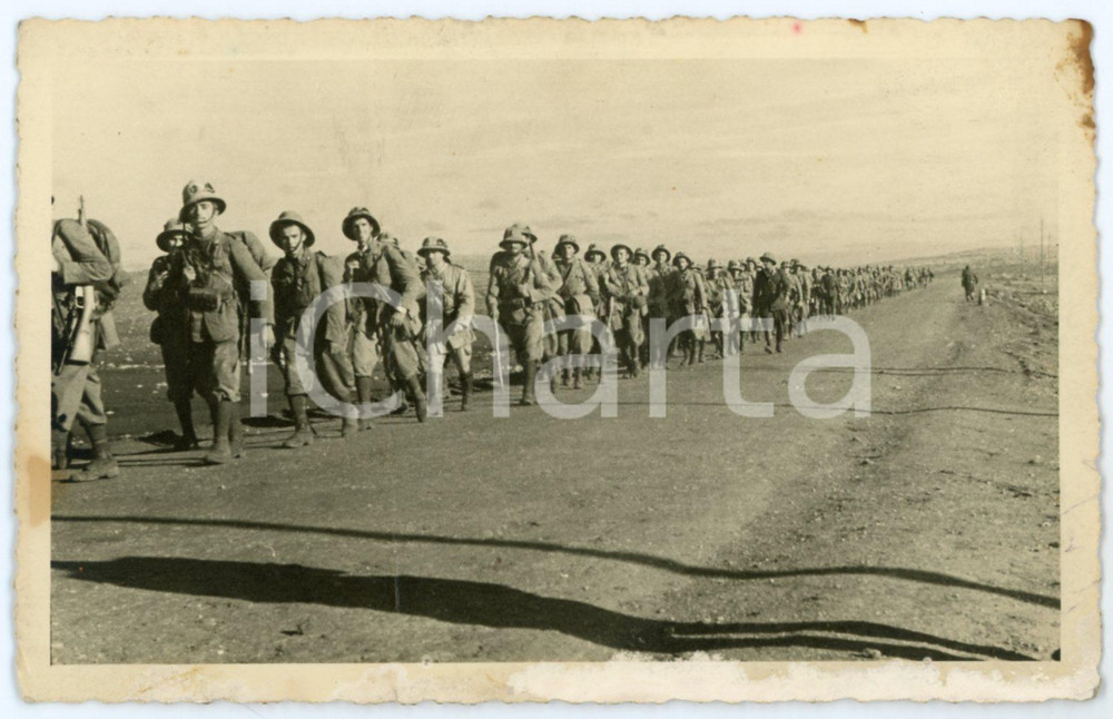 1940 ca WW2 - ARMIR Campagna di Russia - Soldati in marcia - Foto 13x 8 cm Fotografia d'epoca in formato cartolina postale. Con didascalia al verso. CONDIZIONI: VERY POOR (profonda piegatura verticale, macchie e aloni diffuse)FORMATO: 13x8 cm    originale e autentica 1