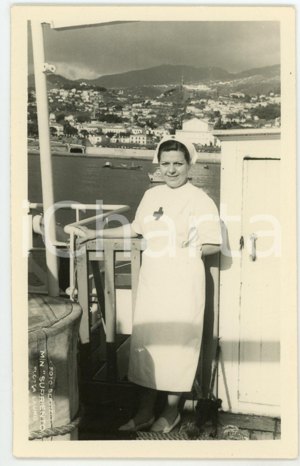 1950 ca FLOTTA LAURO Motonave Surriento - Infermiera di bordo - Foto 13x8 cm Fotografia d'epoca in formato cartolina postale.  CONDIZIONI: GOODFORMATO: 13x8 cm    originale e autentica 1