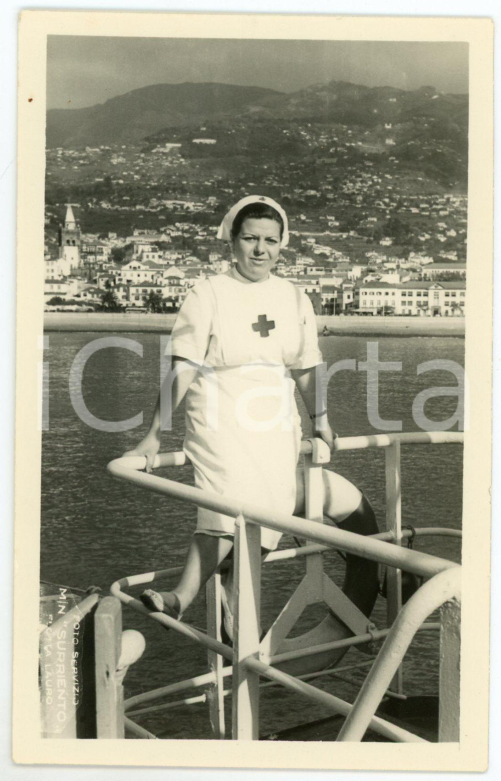 1950 ca FLOTTA LAURO Motonave Surriento - Infermiera di bordo - Foto 13 x 8 cm Fotografia d'epoca in formato cartolina postale.  CONDIZIONI: GOODFORMATO: 13x8 cm    originale e autentica 1