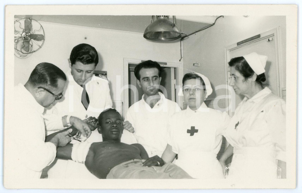 1950 ca FLOTTA LAURO Motonave Surriento - Medici curano paziente - Foto 13x8 cm Fotografia d'epoca in formato cartolina postale.  CONDIZIONI: GOODFORMATO: 13x8 cm    originale e autentica 1