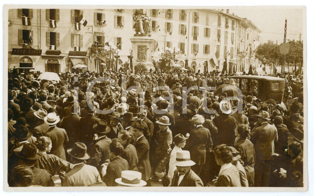 1930 ca LECCO Folla in Piazza Manzoni per la visita pastorale - Fotografia 13x8 Fotografia d'epoca in formato cartolina postale. FOTOGRAFO: D. Valsecchi - Lecco CONDIZIONI: GOODFORMATO: 13x8 cm    originale e autentica 1