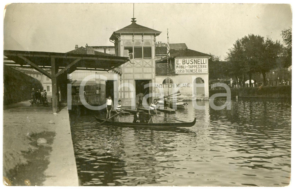1920 ca MILANO - NAVIGLI Canottieri durante allenamento - Fotografia 13x8 cm Fotografia d'epoca in formato cartolina postale. CONDIZIONI: FAIR (smussature agli angoli)FORMATO: 13x8 cm    originale e autentica 1
