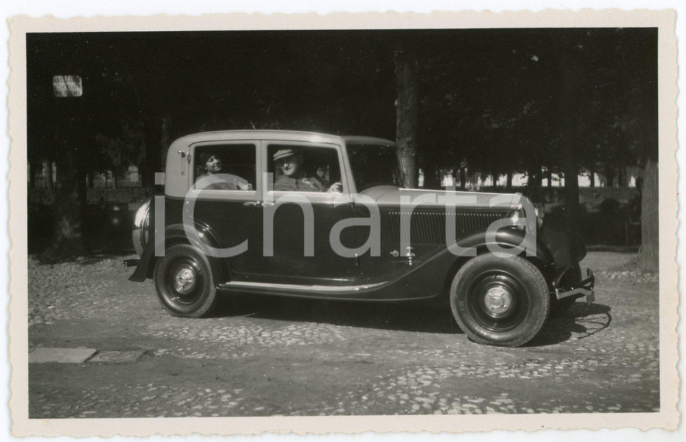 1935 ca AUTOMOBILISMO ITALIA Coppia su FIAT BALILLA (3) Fotografia 14x9 cm  Fotografia d'epoca, in formato cartolina postale.CONDIZIONI: G FORMATO: 14x9 cm    originale e autentica 1