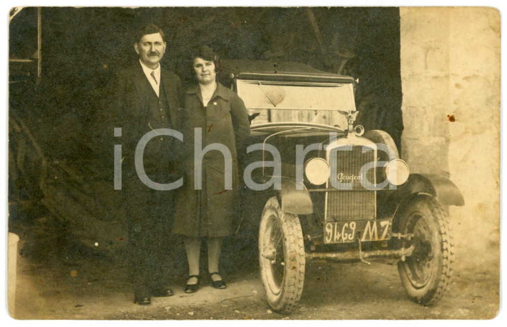 1930 ca AUTOMOBILISMO ITALIA Coppia con berlina PEUGEOT  - Fotografia 14x9 cm  Fotografia d'epoca, in formato cartolina postale.Messaggio manoscritto dell'uomo ritratto al verso.CONDIZIONI: F (piccola piegatura angolare e ingiallimenti al verso)FORMATO: 14x9 cm    originale e autentica 1