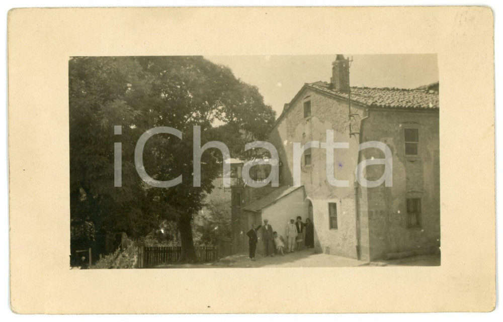 1910 ca NORD ITALIA Famiglia in posa con casa padronale - Foto ANONIMA 13x8 cm  Fotografia d'epoca in formato cartolina postale.  FAIR/discreto Smussature agli angoli, residui di incollatura al verso Formato: 13x8 originale e autentica 1