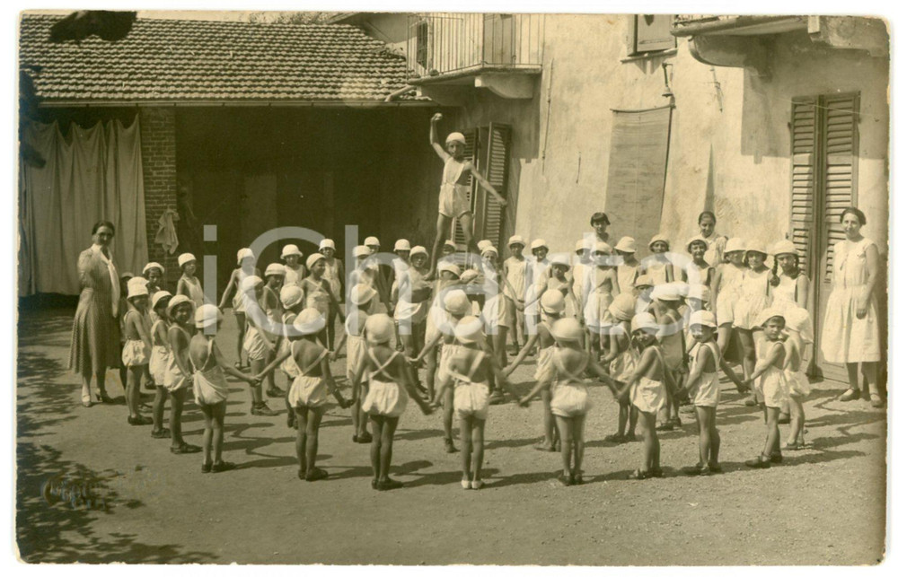 1930 ca CUNEO Bambini - Esercizi ginnici in cascina - Foto CURIOSA 14x9 cm  Fotografia d'epoca,  in formato cartolina postale.FOTOGRAFO: Fenoglio - CuneoCONDIZIONI: GFORMATO: 14x9 cm    originale e autentica 1