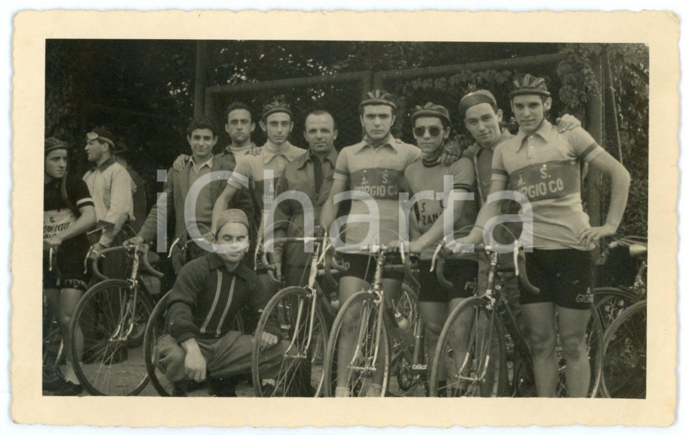 1950 ca CICLISMO LOMBARDIA Squadra giovanile GIORGIO CO' - Foto cartolina 14x9  Fotografia d'epoca,  in formato cartolina postale.CONDIZIONI: GFORMATO: 14x9 cm    originale e autentica 1