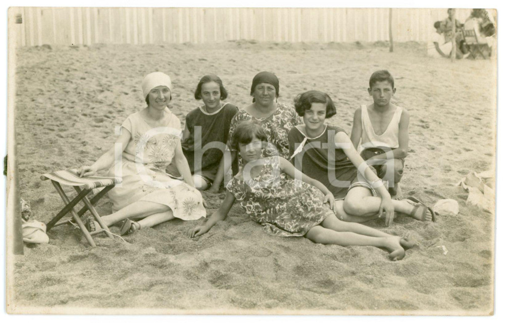 1926 ALBISSOLA MARINA Ritratto di famiglia in spiaggia - Foto cartolina 14x9  Fotografia d'epoca, in formato cartolina postale. CONDIZIONI:GOOD/buonoFORMATO: 14x9 cm originale e autentica 1