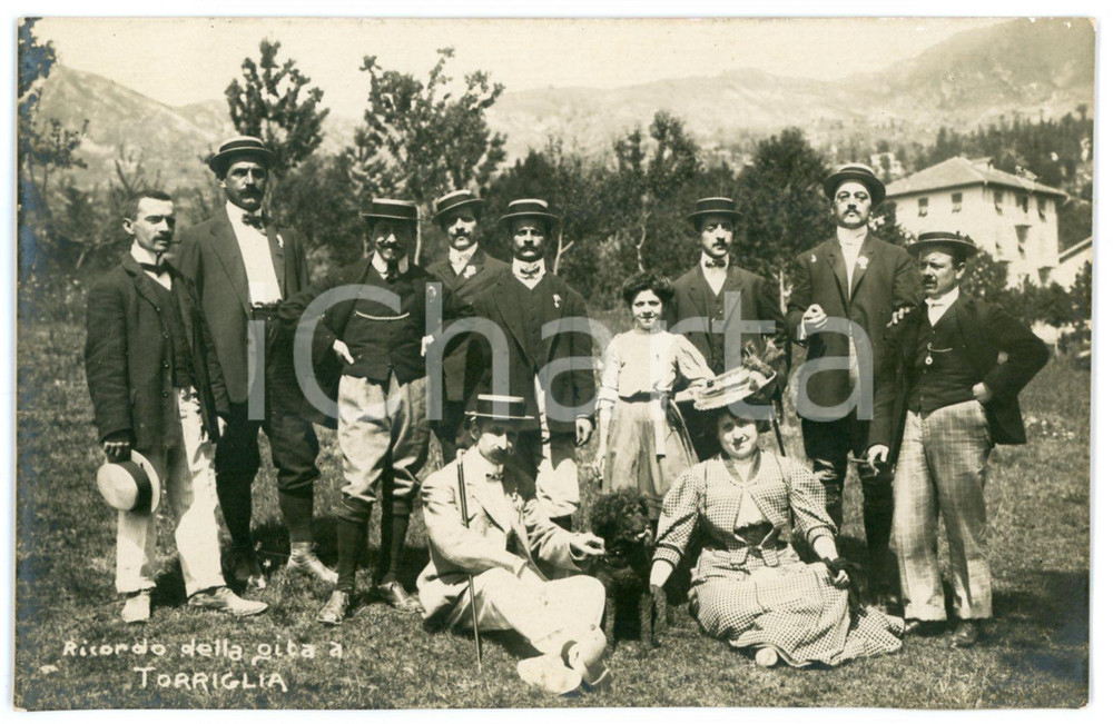 1910 ca TORRIGLIA (GE) Gruppo di escursionisti - Foto cartolina 14x9 cm  Fotografia d'epoca,  in formato cartolina postale.CONDIZIONI: GFORMATO: 14x9 cm    originale e autentica 1