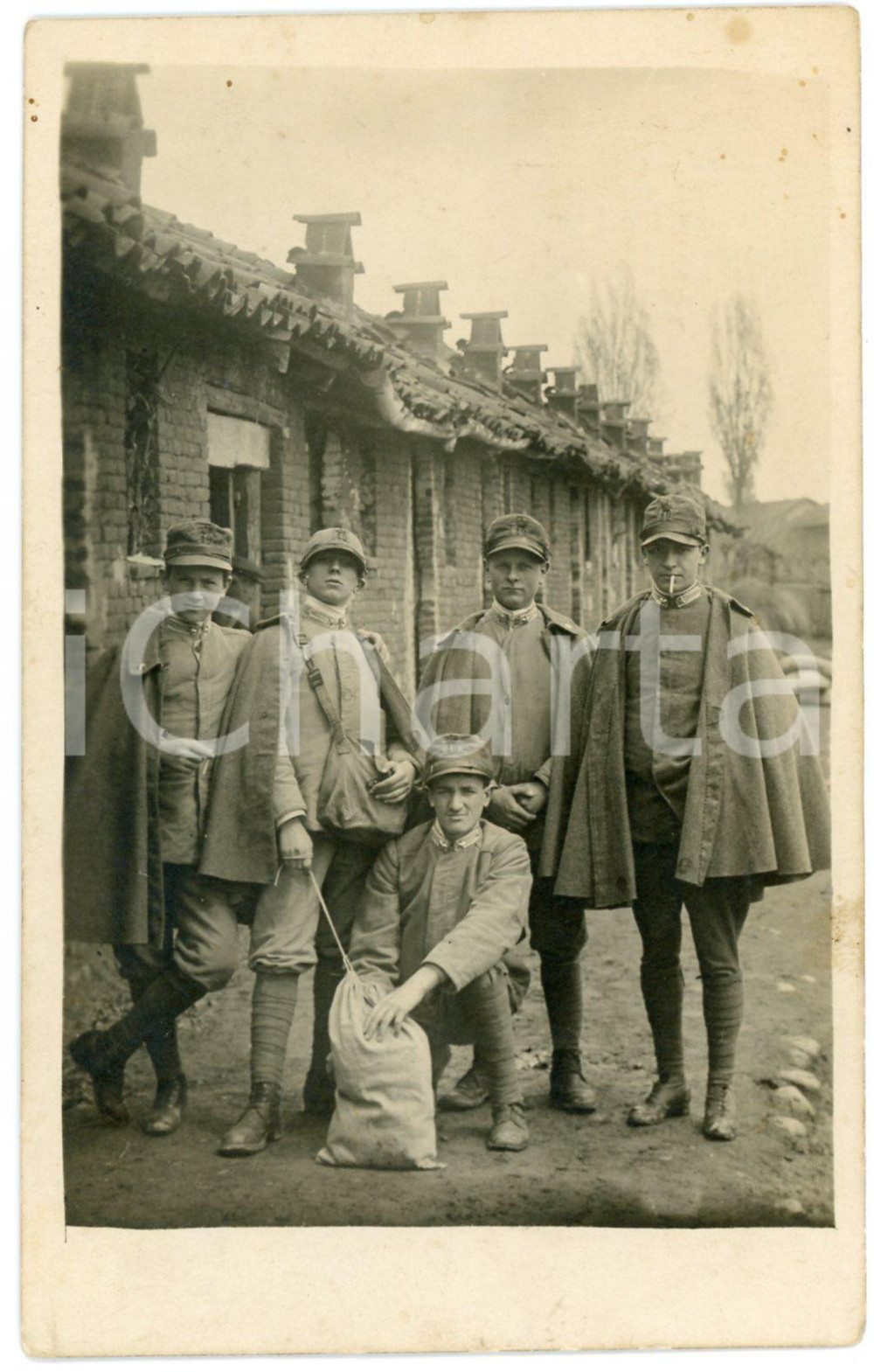 1918 WW1 - PIOSSASCO - 49° Fanteria - Ritratto di soldati - Fotografia 8x13 cm Fotografia d'epoca in formato cartolina postale.  CONDIZIONI: FAIR (smussature agli angoli, macchioline diffuse)FORMATO: 13x8 cm    originale e autentica 1