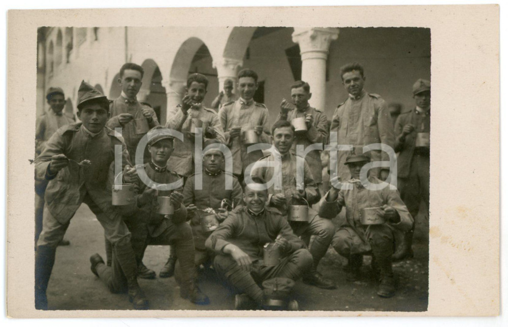 1915 ca WW1 - ITALIA - REGIO ESERCITO Soldati in posa con il rancio - Foto 13x8  Fotografia d'epoca in formato cartolina postale, non viaggiata. FAIR/discreto Lievi smussature agli angoli, piegatura al margine inferiore Formato: FP originale e autentica 1