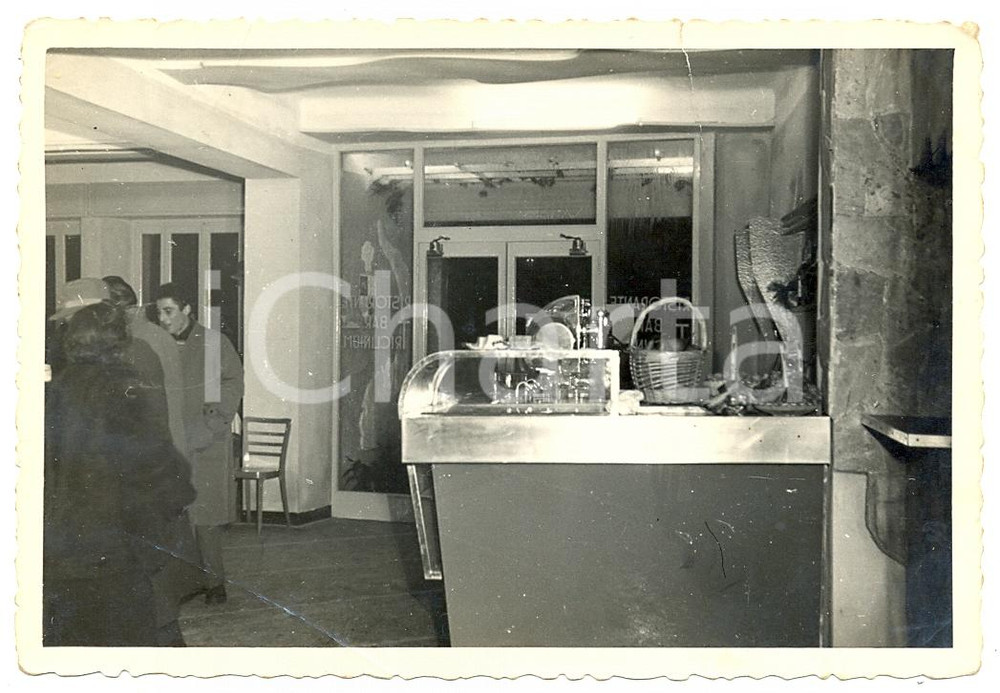 1950 PAVIA Ristorante Bar Triclinium - Interni (8) - Fotografia 12x8 cm  Fotografia d'epoca.FOTOGRAFO: Fotorai - Pavia, Corso Cavour 21C POOR/danneggiato Lievi smussature agli angoli, piegature e strappi ai margini Formato: 12x8 originale e autentica 1