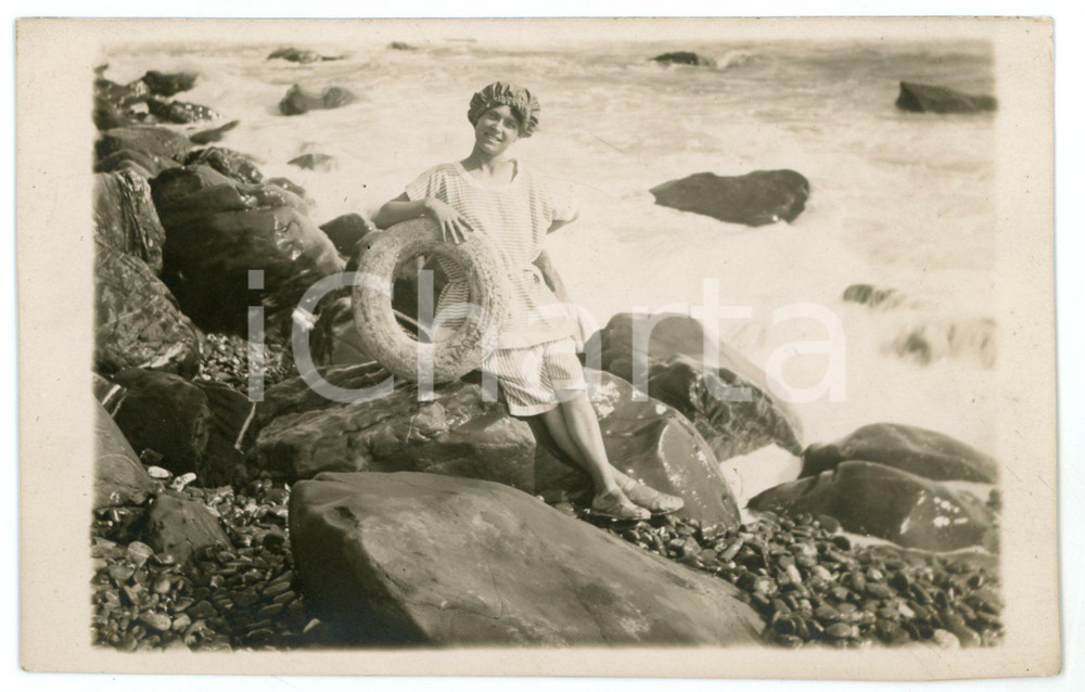 Agosto 1920 GENOVA QUARTO DEI MILLE Ritratto di giovane bagnante - Foto  Fotografia originale d'epoca, in formato cartolina postale.Didascalia manoscritta al verso.CONDIZIONI: G (minima piegatura angolare)FORMATO: 14x9 cm    originale e autentica 1