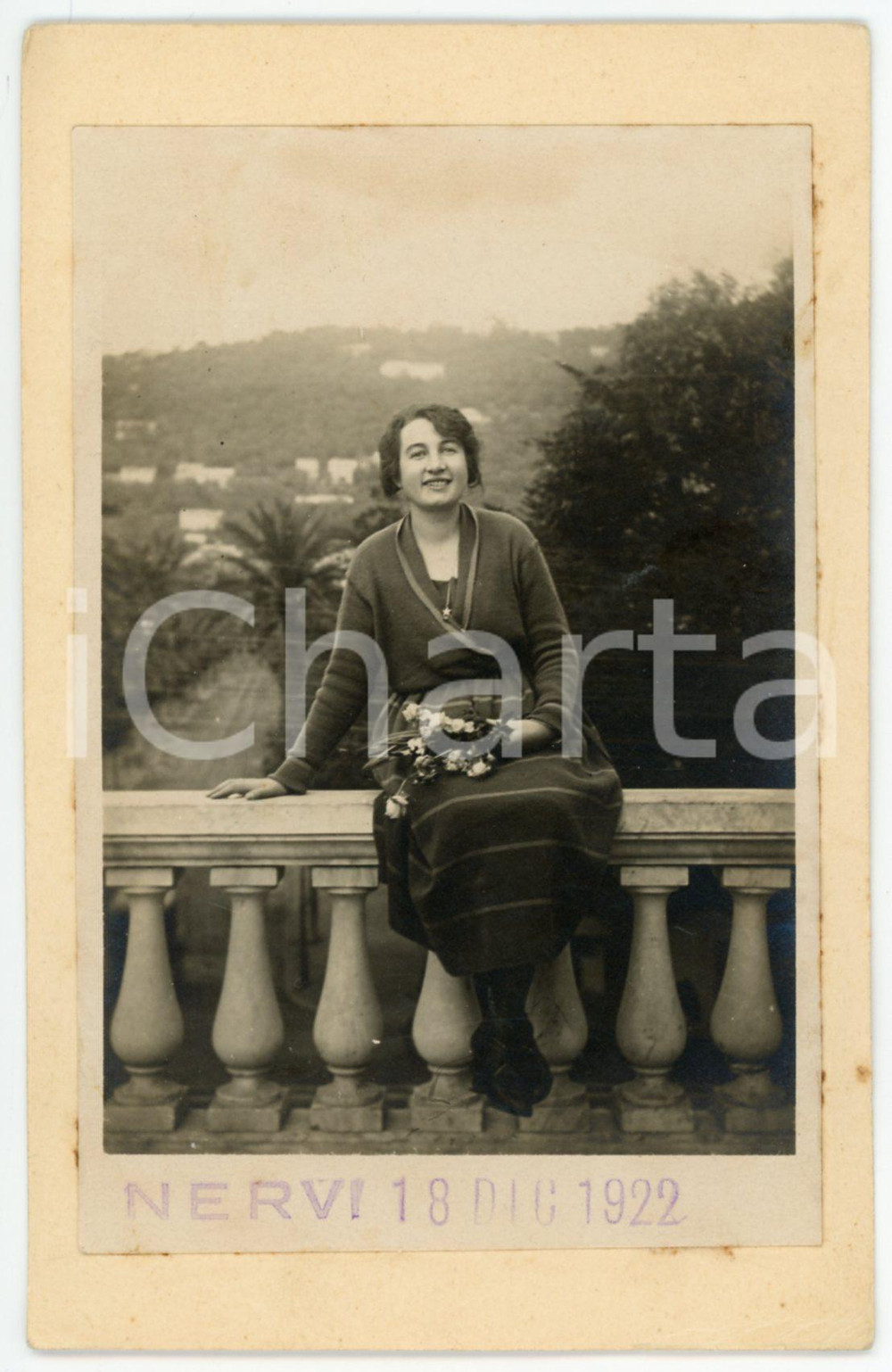 Dicembre 1922 GENOVA NERVI Ritratto di giovane donna in terrazzo - Foto 9x14  Fotografia originale d'epoca, montata su cartoncino leggero.CONDIZIONI: G (minima piegatura angolare)FORMATO: 14x9 cm    originale e autentica 1