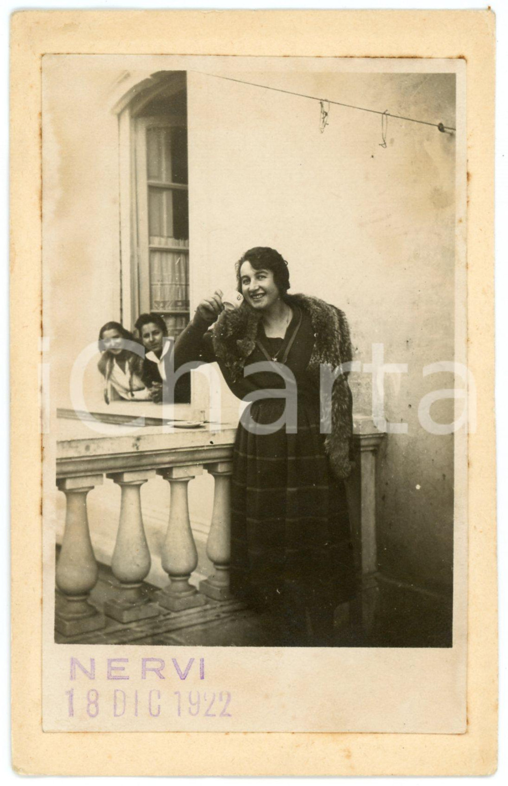 Dicembre 1922 GENOVA NERVI Ritratto di giovane donna in terrazzo (2) Foto 9x14  Fotografia originale d'epoca, montata su cartoncino leggero.CONDIZIONI: G (lievi piegature angolari)FORMATO: 9x14 cm    originale e autentica 1