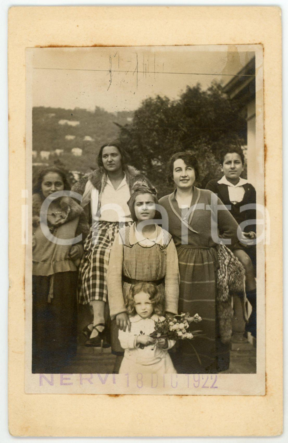 Dicembre 1922 GENOVA NERVI Gruppo di giovani donne in terrazzo - Foto 9x14  Fotografia originale d'epoca, montata su cartoncino leggero.CONDIZIONI: G (lievi piegature e smussature al cartoncino)FORMATO: 9x14 cm    originale e autentica 1