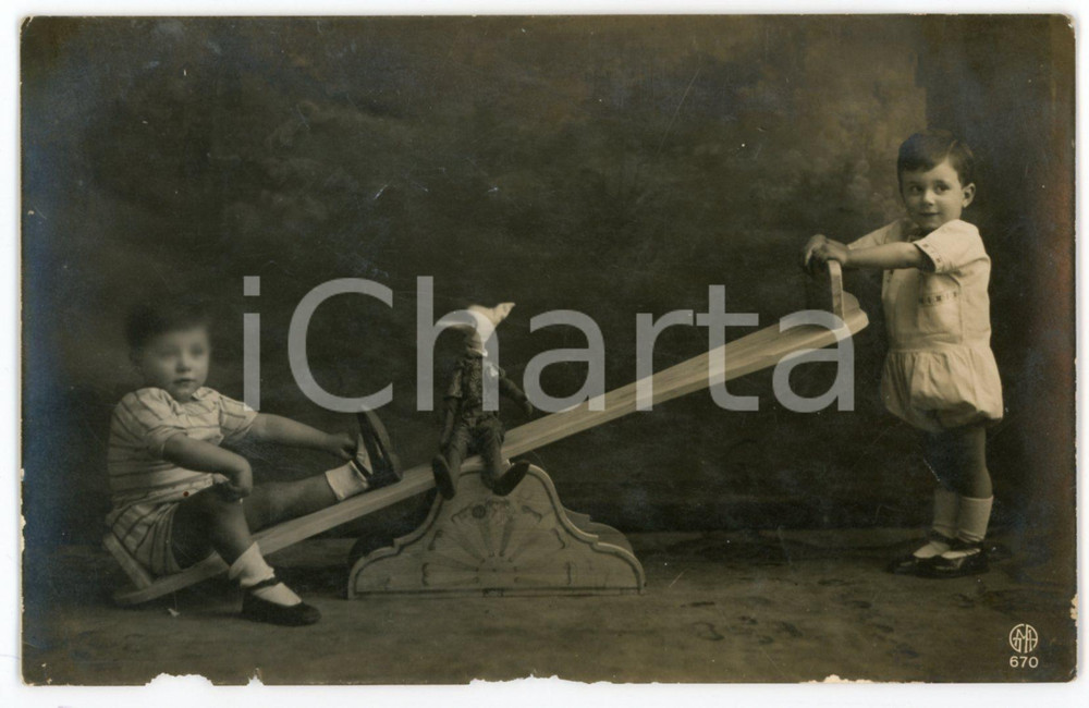 1920 ca ITALIA COSTUME - Bambini su altalena con Pinocchio giocattolo *Foto 14x9  Fotografia d'epoca,  in formato cartolina postale.CONDIZIONI: P (abrasioni e piccole mancanze al margine inferiore)FORMATO: 14x9 cm    originale e autentica 1