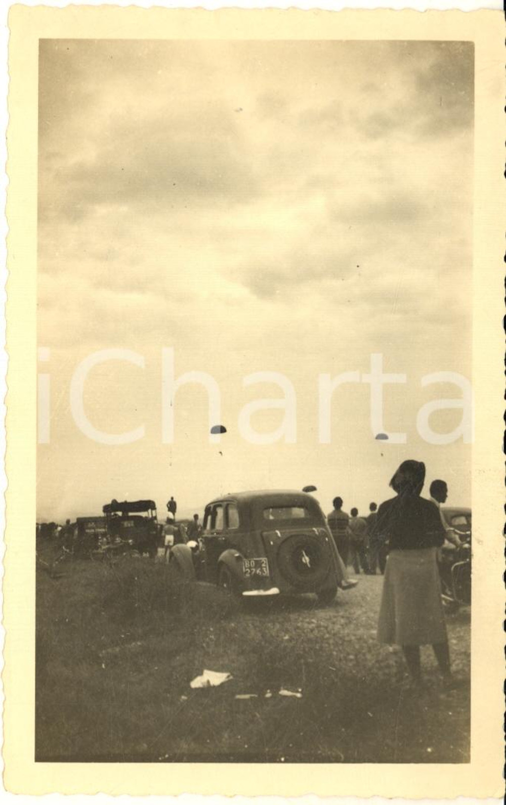 1948-49 Area di BOLOGNA - Esibizione di paracadutisti - Foto 9x14 cm  Fotografia d'epoca, in formato cartolina postale, con indicazioni manoscritte al verso.CONDIZIONI: GFORMATO: 9x14 cm    originale e autentica 1